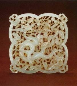 元玉鏤雕龍穿花佩